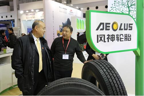 中国再生资源回收利用协会会长蒋省三与风神轮胎专业技术人员稀场